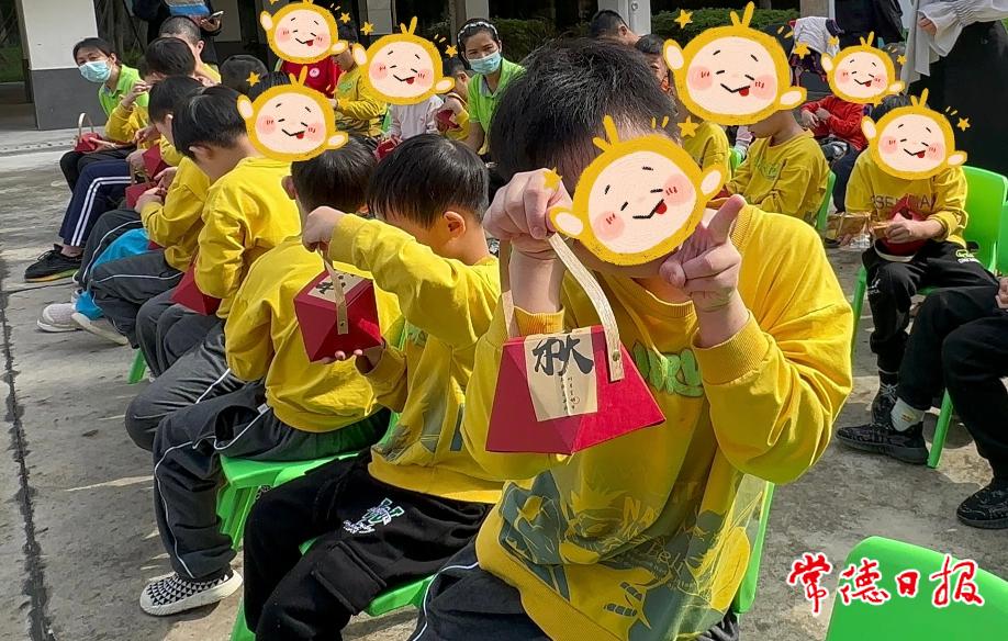 孩子們展示自己收到的月餅禮盒.jpg