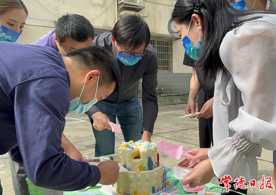 市規劃展示館工作人員為孩子們切分蛋糕.jpg