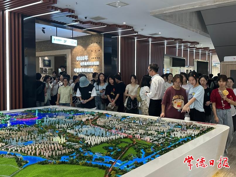 學(xué)生們參觀(guān)柳葉湖片區規劃模型.jpg
